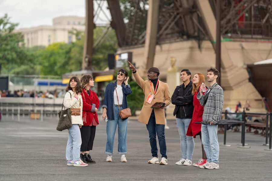 Paris: Eiffel Tower Guided Tour with Summit Access - Your 1.5-hour itinerary, step by step