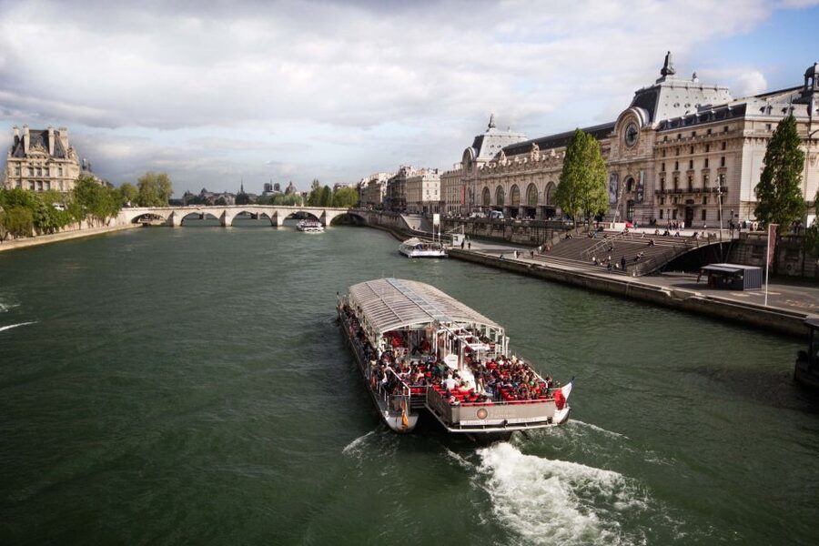 Paris: Eiffel Tower Hosted Tour, Seine Cruise and City Tour - Meeting Logistics, Check-in Deadlines, and Staying Together