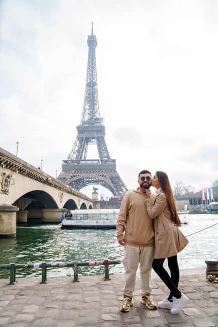 Paris: Eiffel Tower Photoshoot with a Professional - Posing Tips That Feel Natural, Not Forced