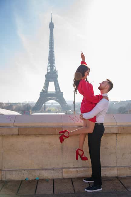 Paris: Eiffel Tower Photoshoot with a Professional - From One View to Several Backdrops