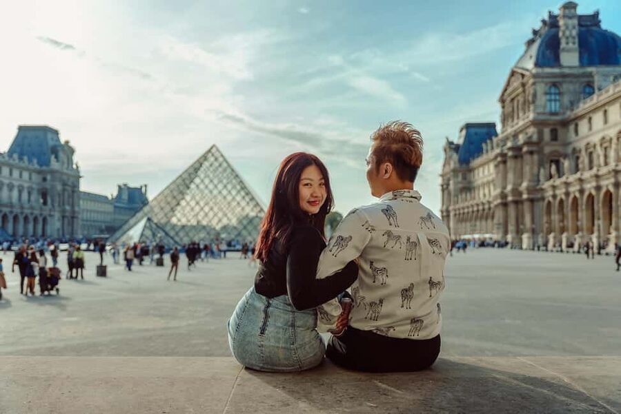 Paris: Eiffel Tower Street Photoshoot - Finish near the Louvre: why ending there gives your photos more range