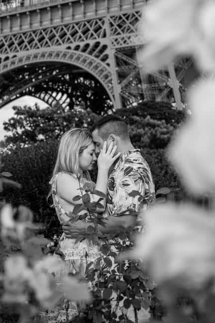 Paris: Eiffel Tower Street Photoshoot - What’s included, what’s not, and how the edited gallery works