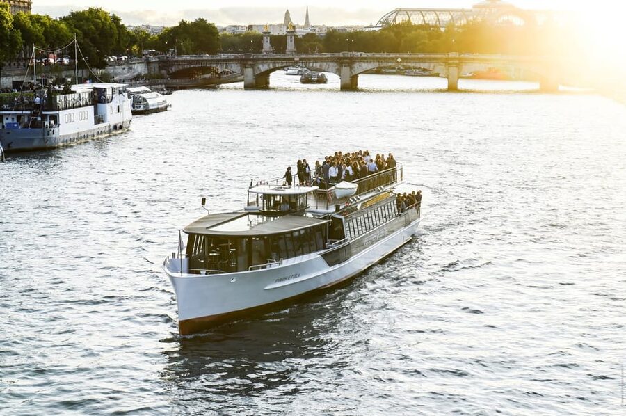 Paris: Evening River Cruise with Music - Music, seating, and the cold-weather reality of rooftop views