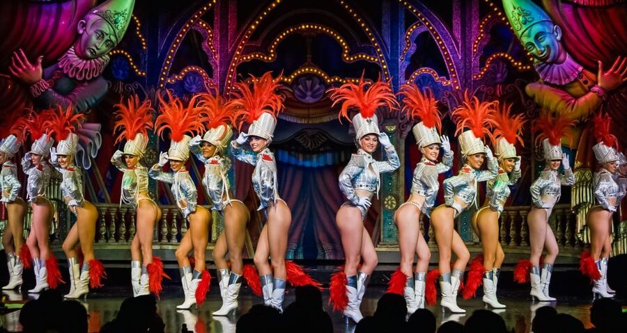 Paris: Evening Sightseeing Tour and Moulin Rouge Show - Arriving at Moulin Rouge: Cloakroom and Dress Code Reality Check
