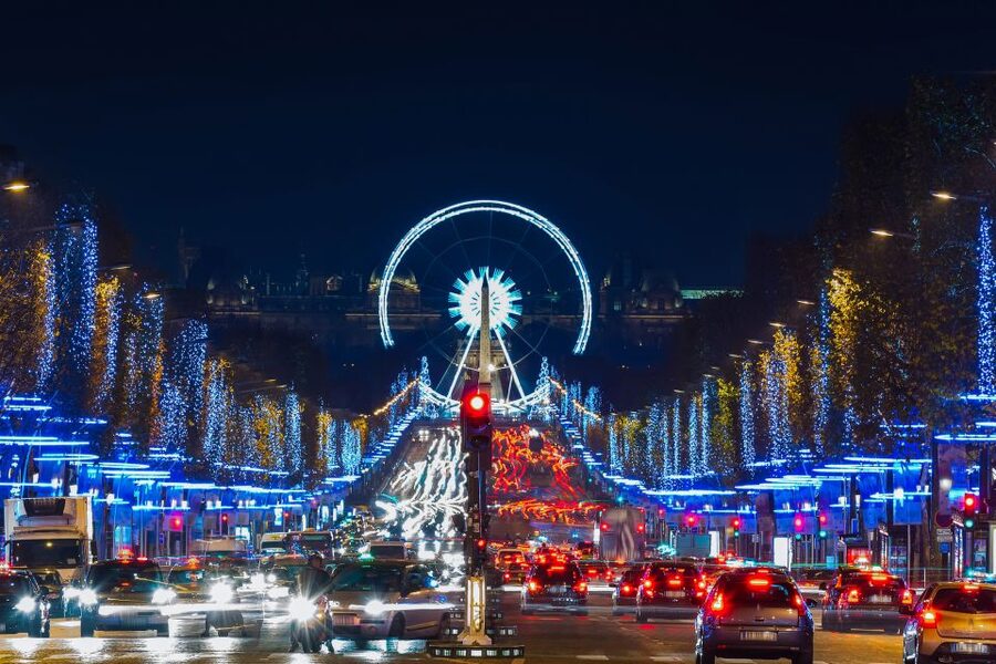 Paris: Evening Sightseeing Tour and Moulin Rouge Show - Féerie Cabaret: Doris Girls, 1,000 Costumes, and the Aquarium Moment