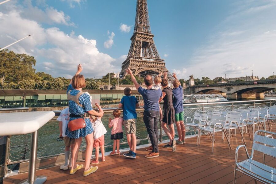 Paris: Family-Friendly River Seine Guided Cruise - What you’ll see in one hour: bridges, monuments, and classic Paris views