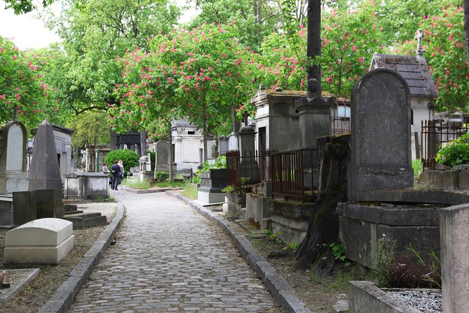 Paris: Famous Graves of Pere Lachaise Cemetery Guided Tour - Hills, cobblestones, and the reality of walking in Père Lachaise