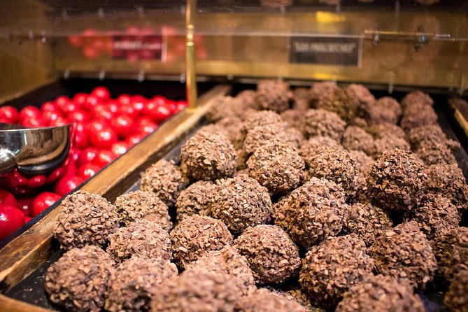 Paris French Sweets Tasting Tour with Pastries and Chocolates - A 3-hour sweets walk in Paris, with two neighborhood routes