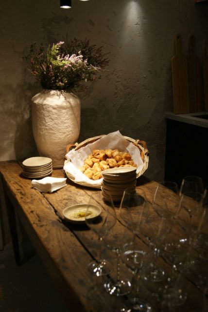 Paris : French wine tasting in Montmartre - Arriving at Les Piqueurs, Right Where It Begins