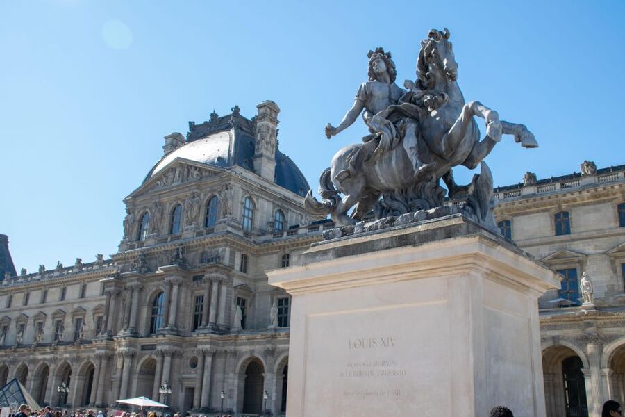 Paris: Full-Day Custom Tour with Local Guide - Arc de Triomphe to Montmartre: fast landmark hits with street-level context