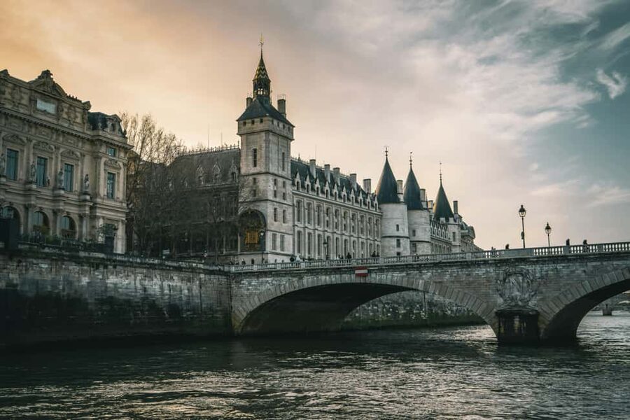 Paris: Ghosts and Dark Stories Guided Walking Tour - Entering Île de la Cité, Where the Stories Fit the Stones
