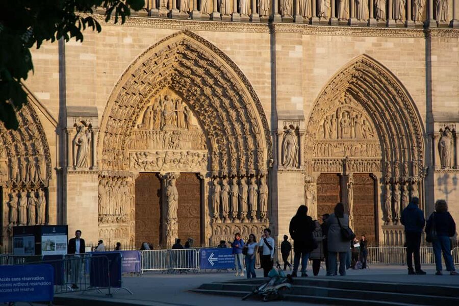 Paris: Ghosts and Dark Stories Guided Walking Tour - Pont Neuf to Vert-Galant Park: Phantom Coach Vibes on a Short, Focused Route