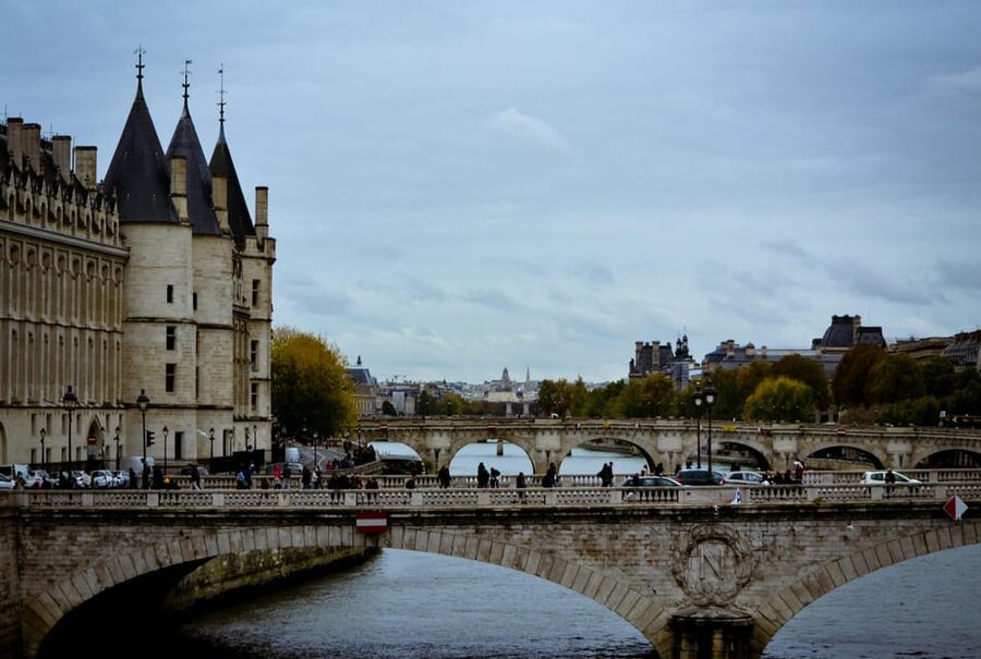 Paris: Ghosts and Dark Stories Guided Walking Tour - Conciergerie and Marie Antoinette Spirits, Revolution-Linked Scares