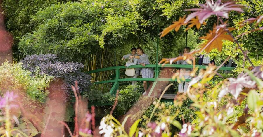 Paris: Giverny & Versailles Small Group or Private Tour - Group Size and Guides: Why the Human Touch Gets Praised