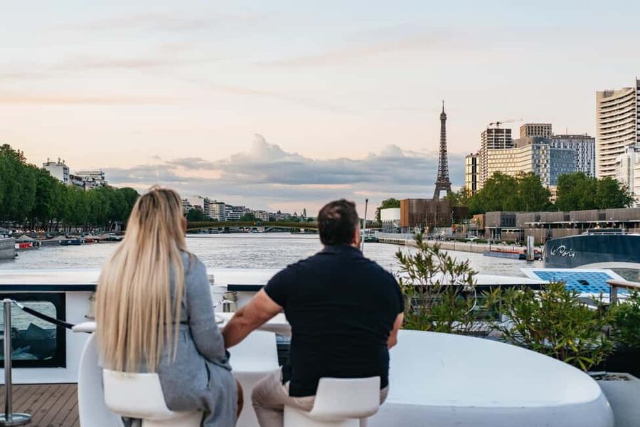 Paris: Gourmet Dinner Cruise on Seine River with Live Music - Quick hits before you go