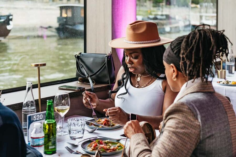 Paris: Gourmet Dinner Cruise on Seine River with Live Music - Live singer, lounge atmosphere, then DJ set: how the night flows