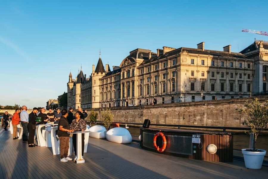 Paris: Gourmet Dinner Cruise on Seine River with Live Music - Who this Seine cruise suits best
