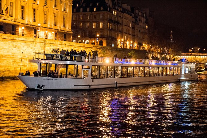 Paris Gourmet Dinner Seine River Cruise with Singer and DJ Set - Live music, DJ energy, and how the vibe feels at night