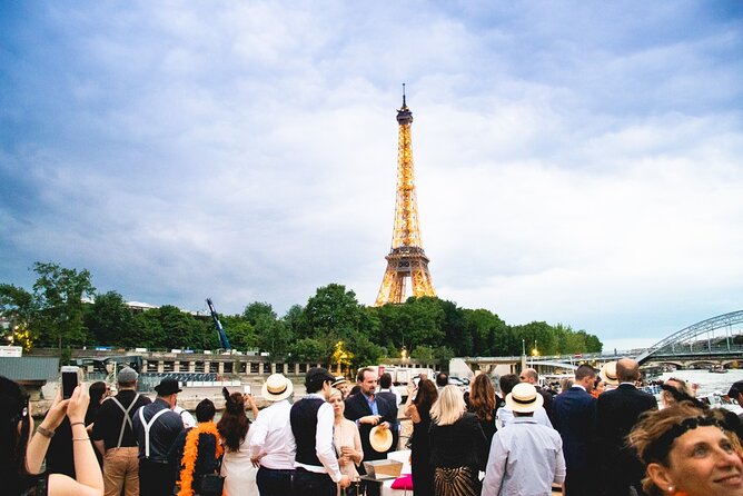 Paris Gourmet Dinner Seine River Cruise with Singer and DJ Set - Diamant Bleu on the Seine, and how to get the best views