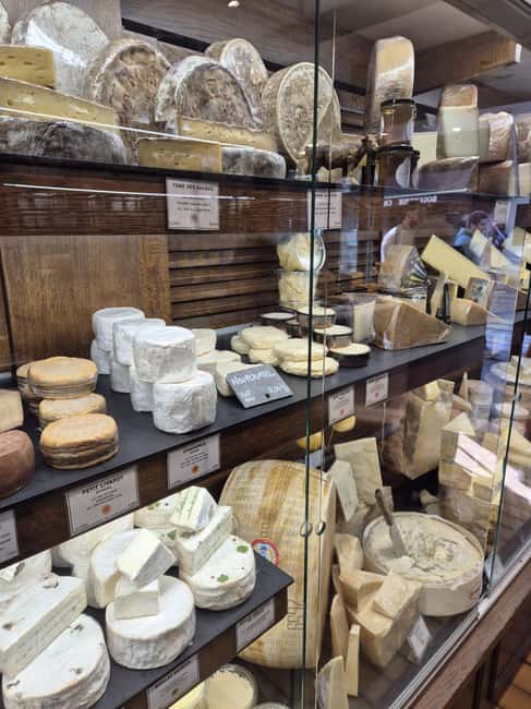 Paris Gourmet: Food Tour in South Montmartre - Stop 2: A wine shop platter of cold cuts with a glass