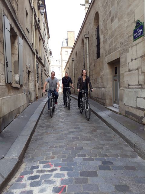 Paris: Guided Bike Tour Like a Local - Bikes, helmets, and the real feel of riding in Paris