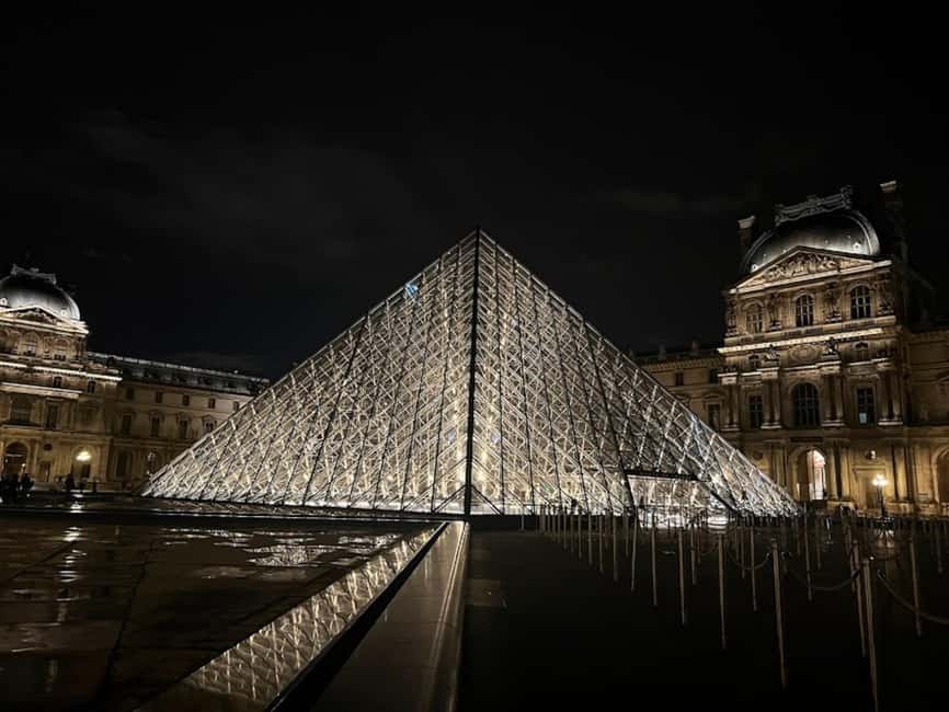 Paris: Guided tour in PORTUGUESE at the Louvre-semi-private - Meeting at the Louvre Pyramid, right where it makes sense
