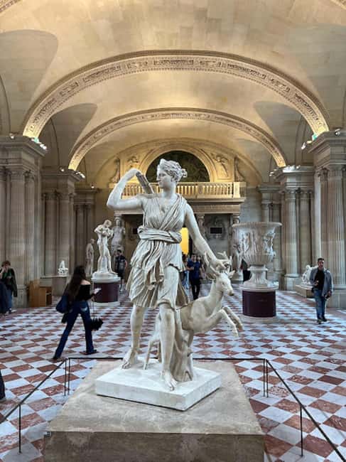 Paris: Guided tour in PORTUGUESE at the Louvre-semi-private - Who this tour is best for