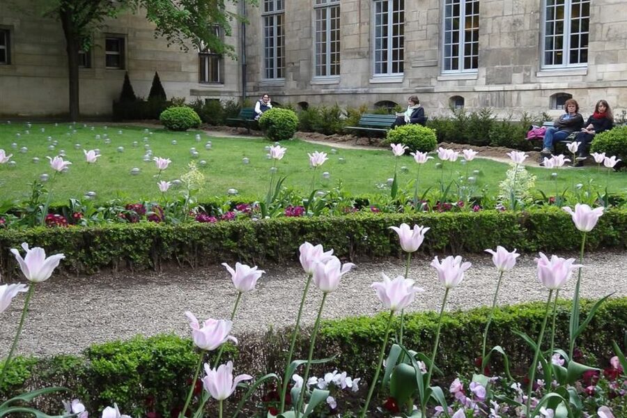 Paris: Guided tour of Marais in German - Marais in German, where the stories feel personal