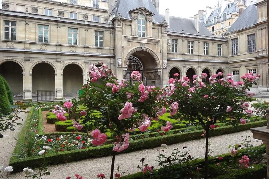 Paris: Guided tour of Marais in German - Place des Vosges, the square you will remember
