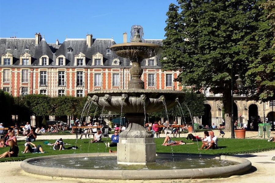 Paris: Guided tour of Marais in German - Price and value for a $94, private 2-hour walk