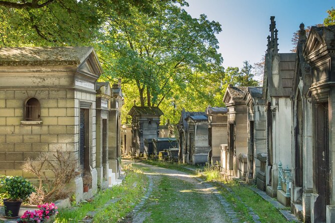 Paris: Haunted Père Lachaise Cemetery Guided Tour - Why Père Lachaise feels like Paris after dark, even in daylight