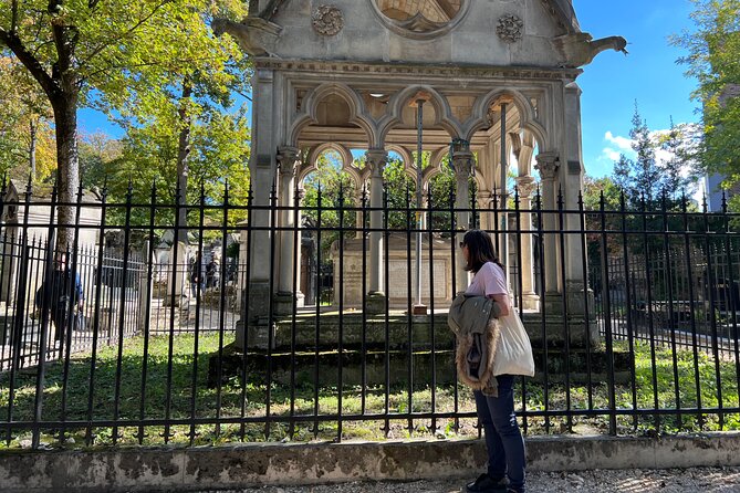 Paris: Haunted Père Lachaise Cemetery Guided Tour - Stop 1: Walking the main parts of Père Lachaise and seeing the named graves
