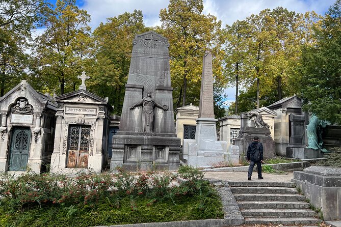 Paris: Haunted Père Lachaise Cemetery Guided Tour - The haunted-style storytelling, what you should expect