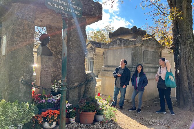 Paris: Haunted Père Lachaise Cemetery Guided Tour - Who this guided haunted Père Lachaise walk is best for