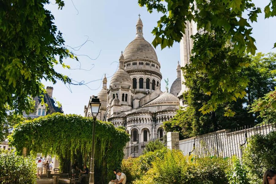 Paris: Hidden Gems of Montmartre with Local Guide - Moulin Rouge streets: where the photo spots meet the stories