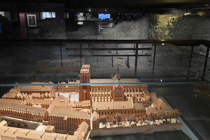 Paris: Île de la Cité and Notre-Dame Walking Tour With Crypt - Palais de Justice and the Revolution-era setting you can feel