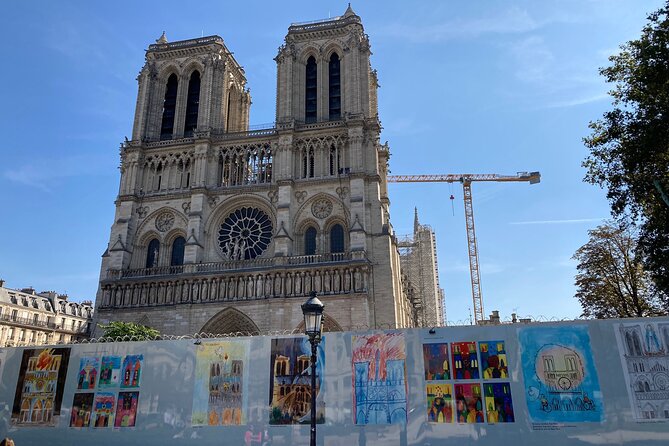 Paris: Île de la Cité and Notre-Dame Walking Tour With Crypt - Sainte-Chapelle glimpses: what to look for on the Gothic details