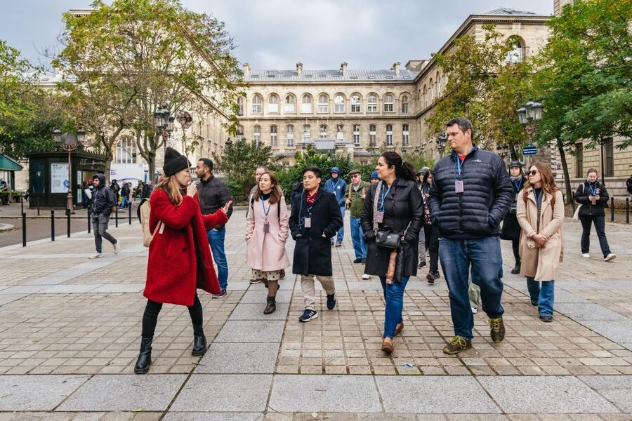 Paris: Ile de la Cité Walking Tour with Sainte-Chapelle - The flower market stroll that sets the mood for Sainte-Chapelle