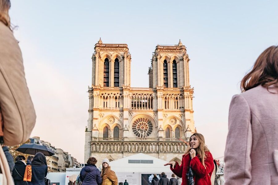 Paris: Ile de la Cité Walking Tour with Sainte-Chapelle - Getting the Notre Dame story and the island story into one picture