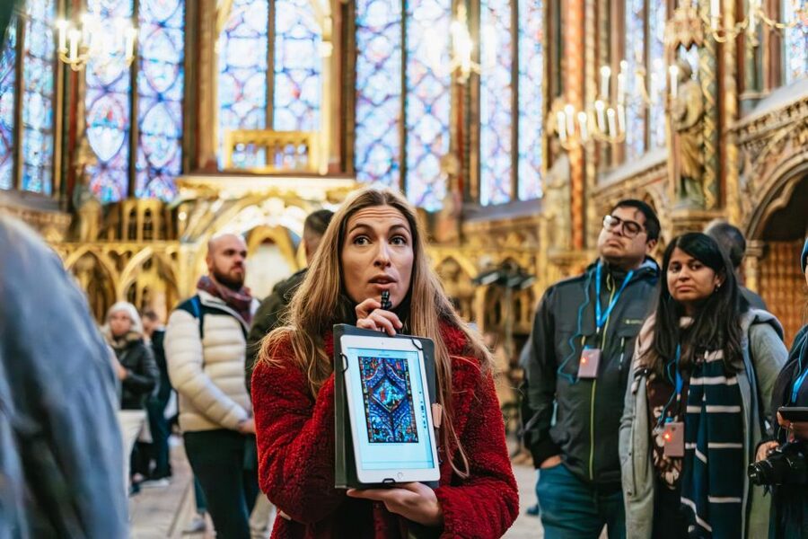 Paris: Ile de la Cité Walking Tour with Sainte-Chapelle - How the tour keeps you moving, with headsets and a timed plan