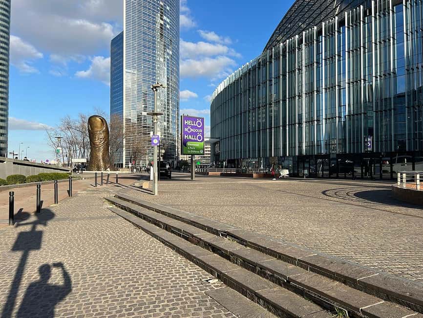 Paris: La Défense Modern District Walking Tour - Walking through avant-garde architecture without getting lost