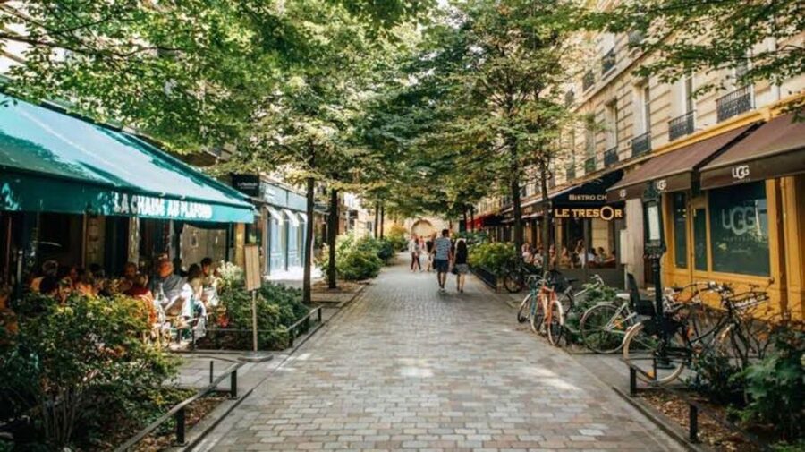 Paris: Le Marais District Guided Walking Tour - Hôtel de Ville and Place des Vosges: Seeing the Marais With Direction