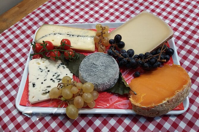Paris Le Marais Food Tour With 10+ Tastings, Cheese, Wine & More - Meeting at Rue Saint-Antoine and staying comfortable on the walk