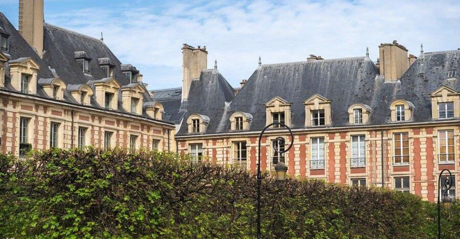 Paris: Le Marais Highlights Guided Small Group Walking Tour - Le Marais at street level, why this tour feels different