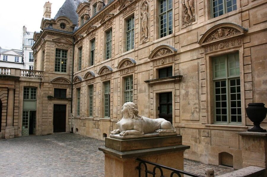 Paris: Le Marais Highlights Guided Small Group Walking Tour - Hôtel de Sully photo stop, 17th-century looks that reward slow attention