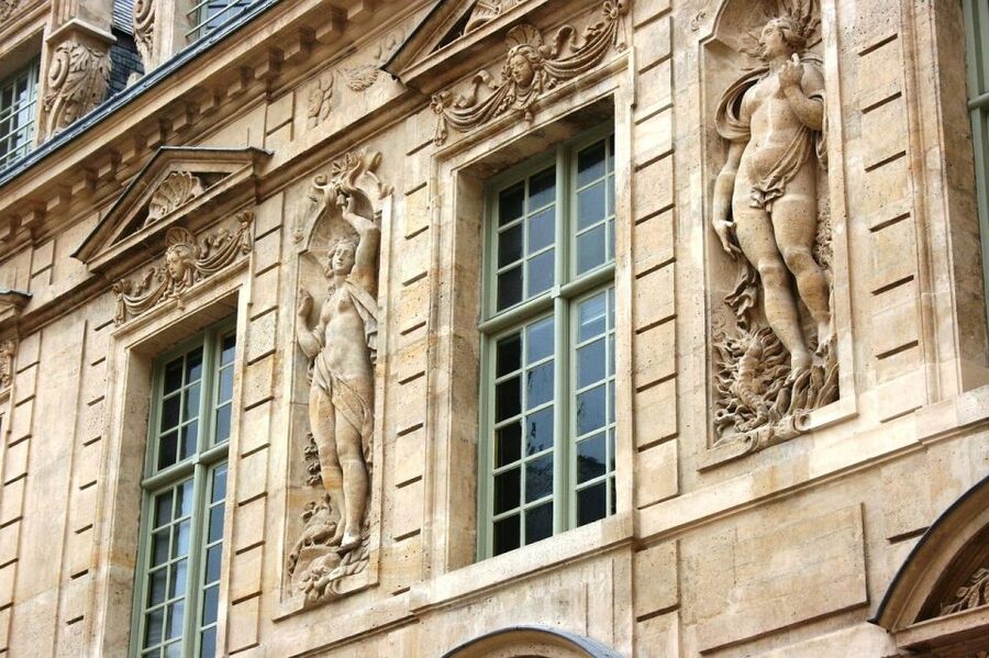 Paris: Le Marais Highlights Guided Small Group Walking Tour - The medieval Paris moment: Philippe Auguste wall remains