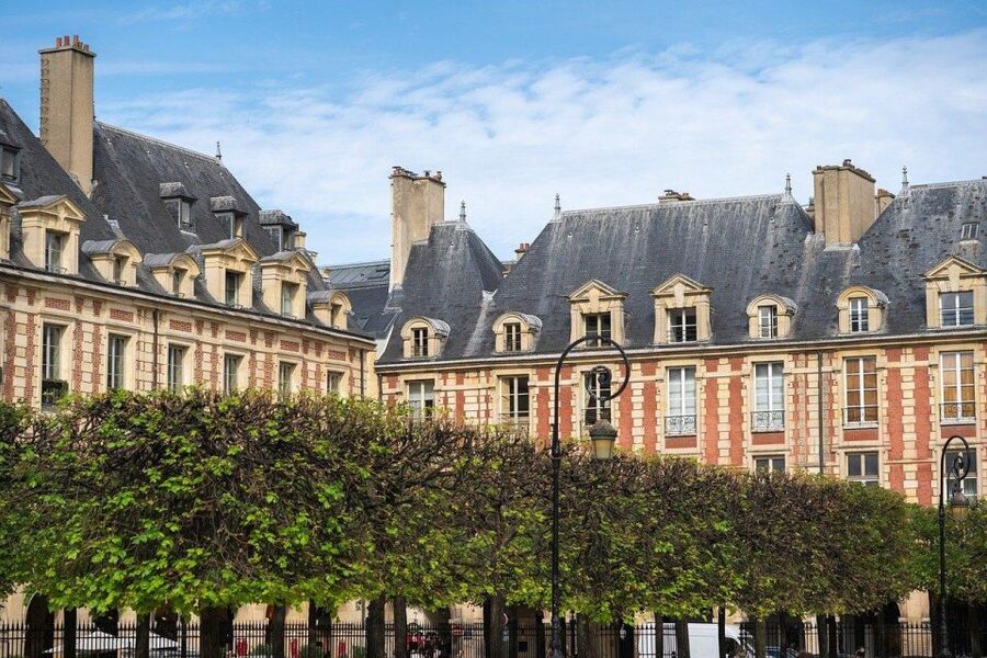 Paris: Le Marais Highlights Guided Small Group Walking Tour - Hôtel de Sens and the feel of shifting eras