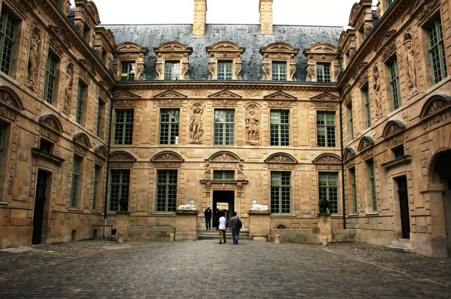 Paris: Le Marais Highlights Guided Small Group Walking Tour - Rue des Rosiers, shopping time, and the rhythm of the Jewish quarter
