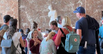 Paris Louvre: 2-Hour Private Tour for Groups or Families