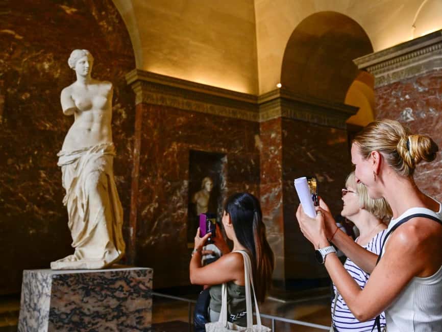 Paris: Louvre Museum Guided Tour with Skip-the-Ticket-Line - Venus de Milo: the sculptural superstar stop